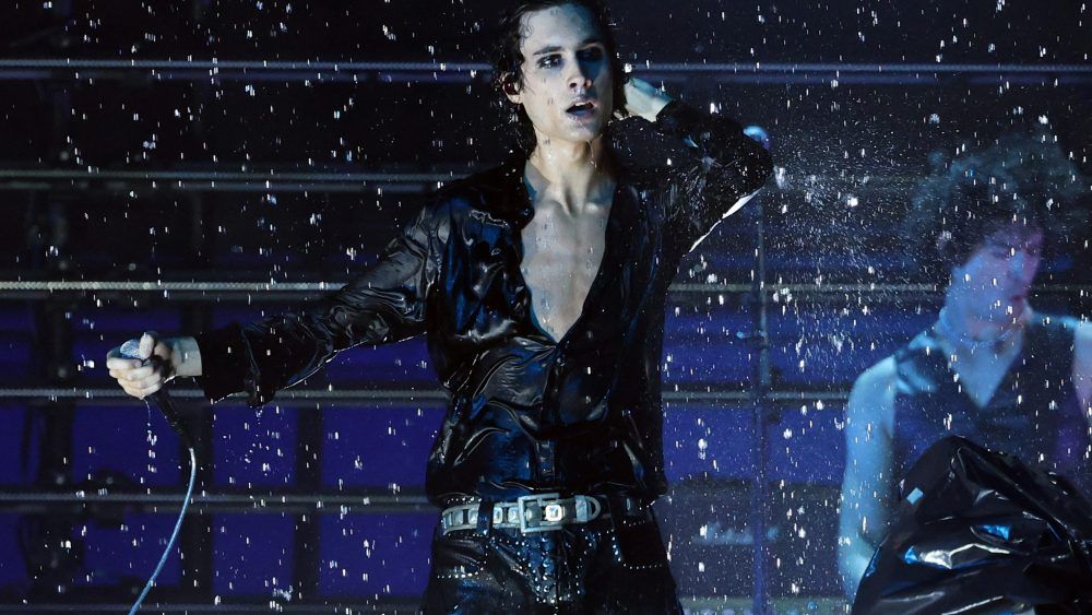 Sombr Electrifies AMAs with ‘Homewrecker’ Performance