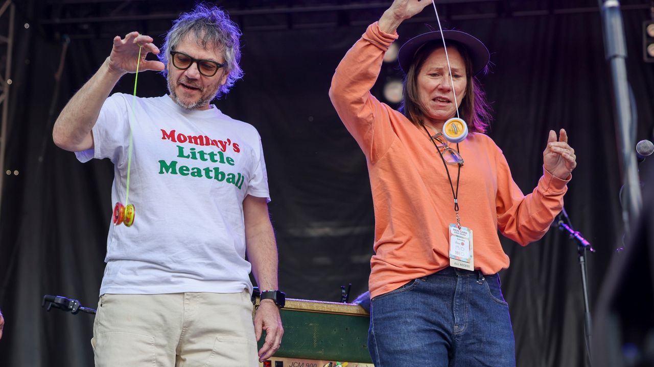 Wilco and Breeders Set Yo-Yo Spinning Record